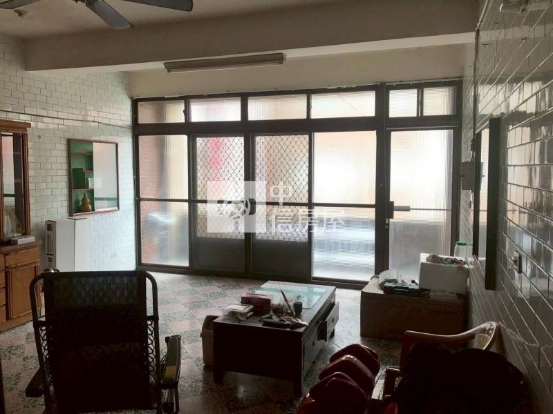 1J33市中心商業區透天金店面房屋室內格局與周邊環境