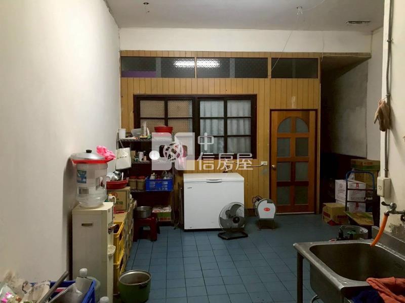 1J33市中心商業區透天金店面房屋室內格局與周邊環境