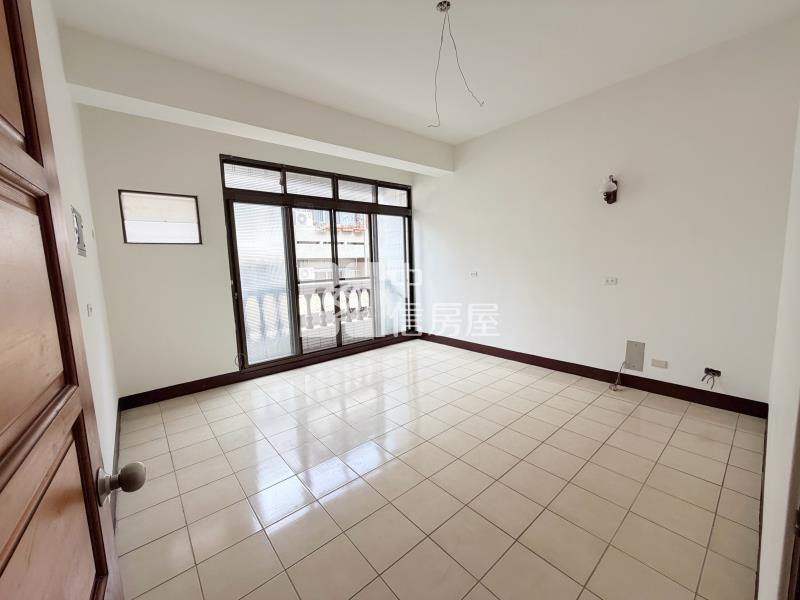 員林大同國中前院車庫別墅房屋室內格局與周邊環境