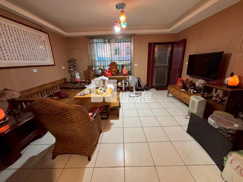 紅瓦厝大六房雙車美透天房屋室內格局與周邊環境