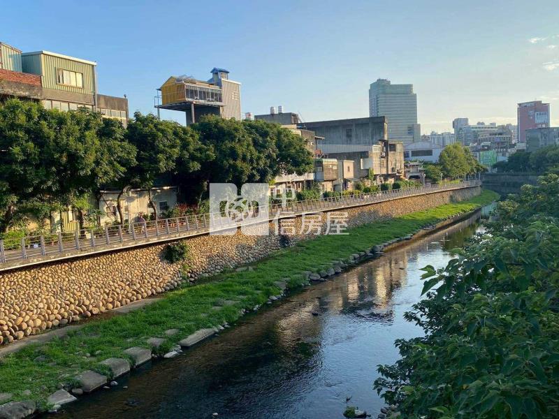 新明市場大地坪透天金店面房屋室內格局與周邊環境