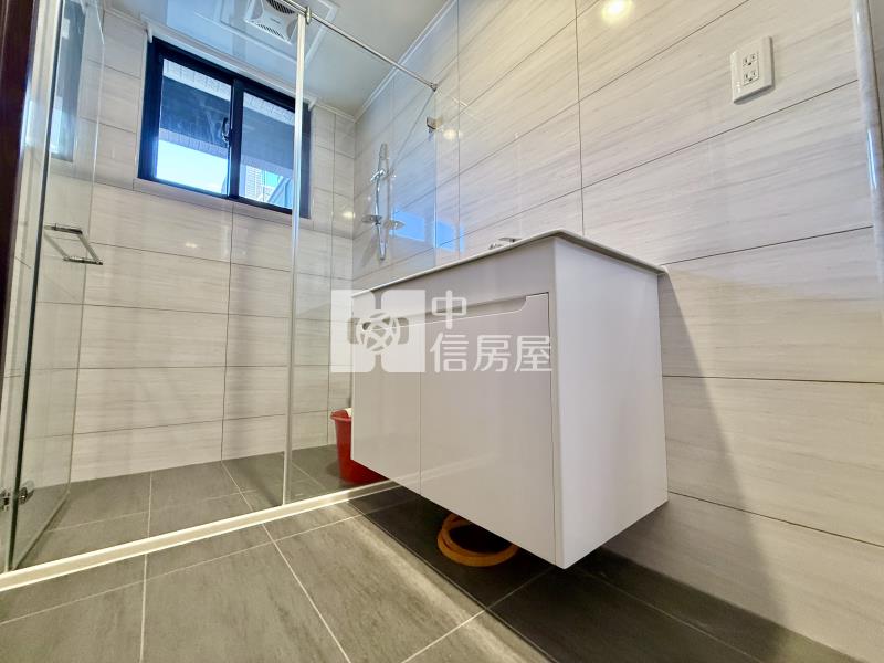 泓大重劃區臨8米路精美裝潢三面採光邊間雙車透天房屋室內格局與周邊環境