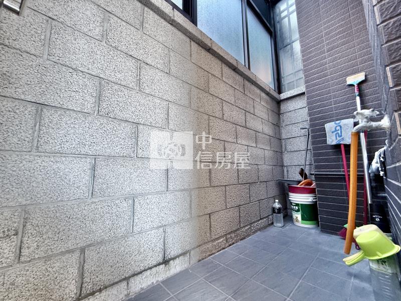 泓大重劃區臨8米路精美裝潢三面採光邊間雙車透天房屋室內格局與周邊環境