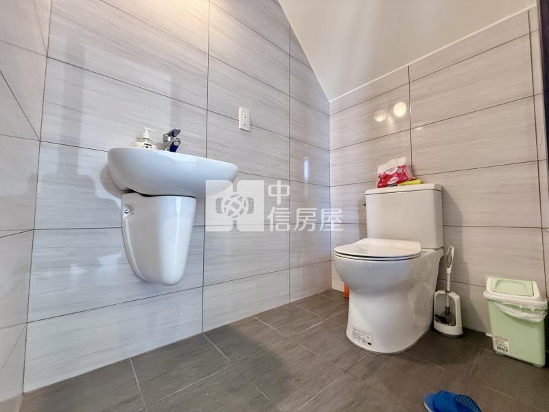 泓大重劃區臨8米路精美裝潢三面採光邊間雙車透天房屋室內格局與周邊環境