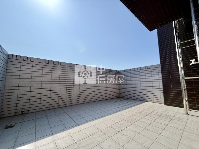 泓大重劃區臨8米路精美裝潢三面採光邊間雙車透天房屋室內格局與周邊環境