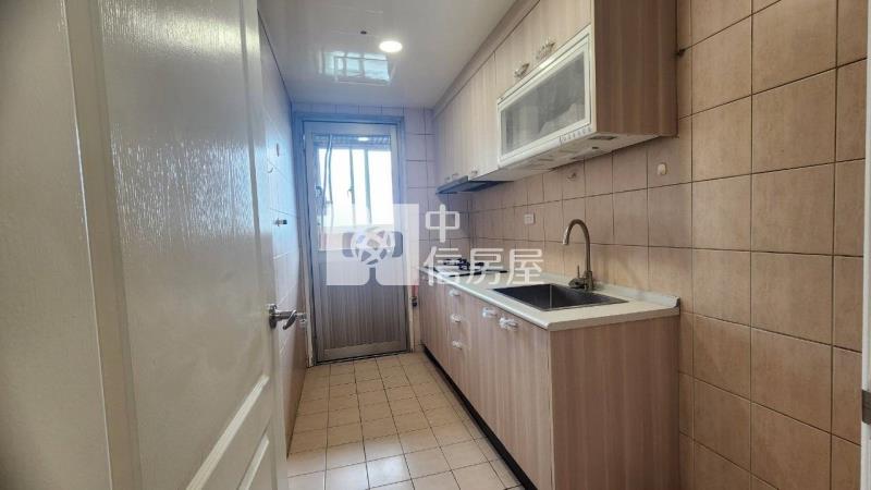 近愛買商圈宏國真愛E區13樓房屋室內格局與周邊環境