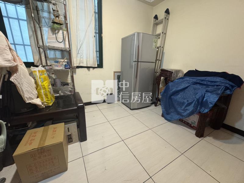 南屯近單元五輕屋齡透天別墅房屋室內格局與周邊環境