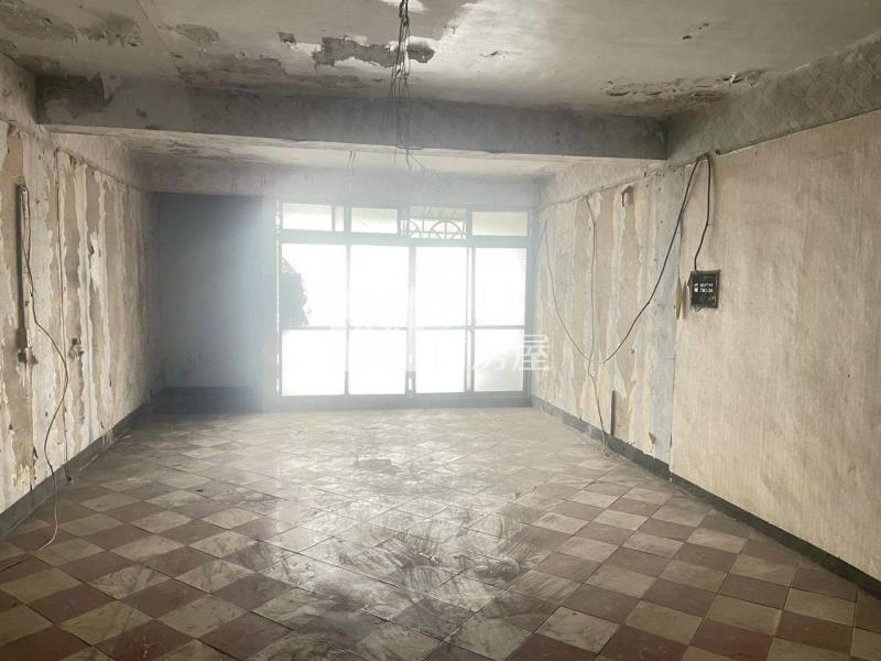 忠貞國小旁可營業透天房屋室內格局與周邊環境