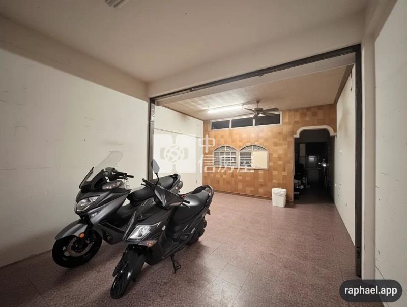 1J34體育園區第一排透天金店面房屋室內格局與周邊環境