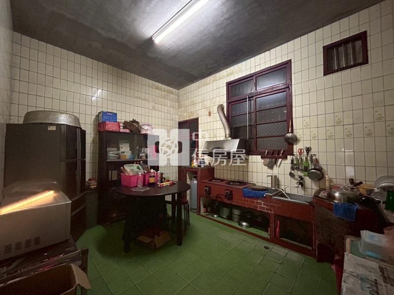 1J34體育園區第一排透天金店面房屋室內格局與周邊環境