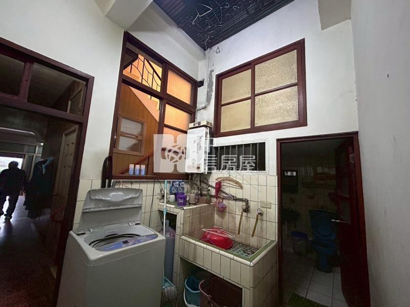 1J34體育園區第一排透天金店面房屋室內格局與周邊環境