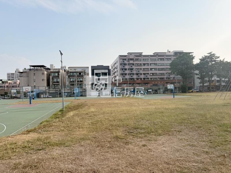 三賢公園第一排45坪店住附車位房屋室內格局與周邊環境