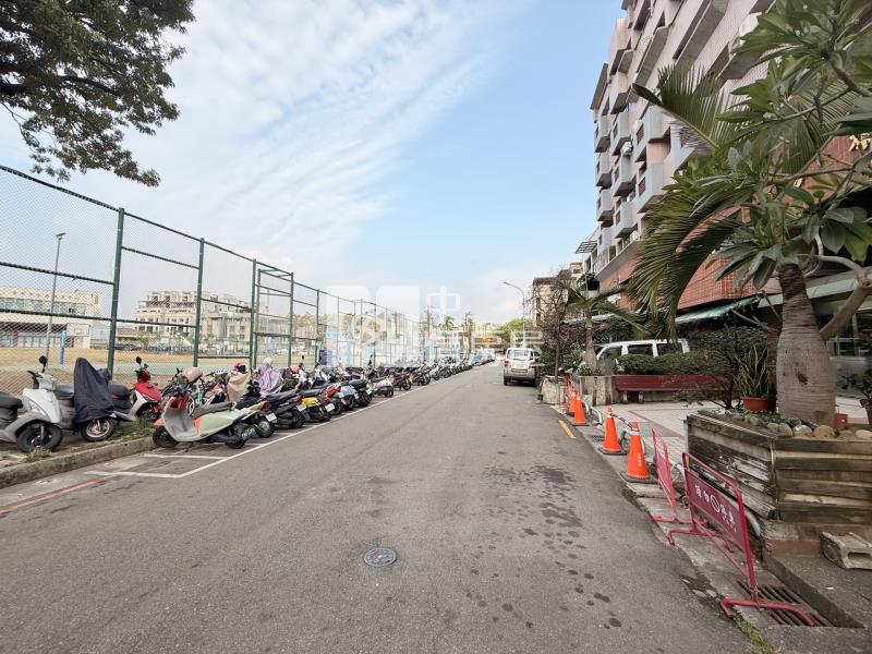 三賢公園第一排45坪店住附車位房屋室內格局與周邊環境