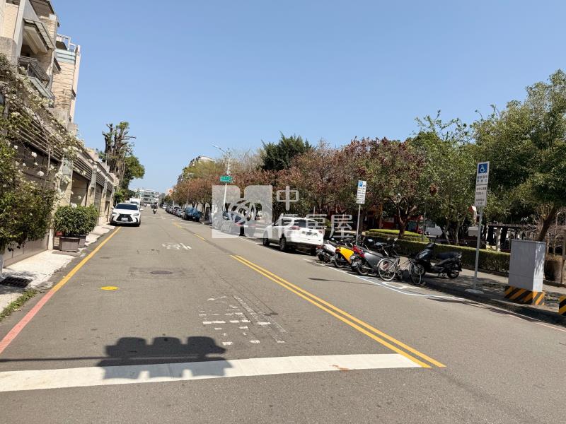 三賢公園第一排45坪店住附車位房屋室內格局與周邊環境