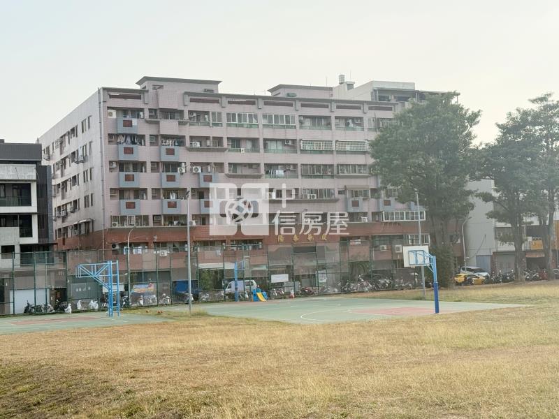 三賢公園第一排45坪店住附車位房屋室內格局與周邊環境