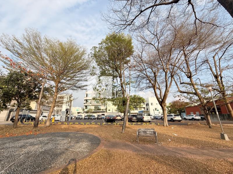 三賢公園第一排45坪店住附車位房屋室內格局與周邊環境
