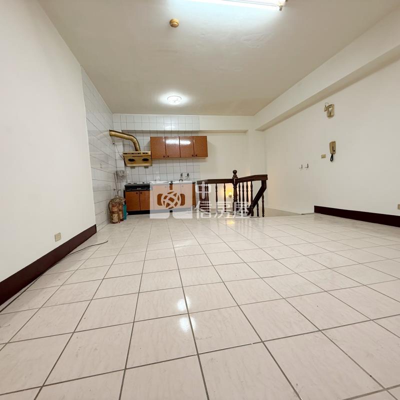 三賢公園第一排45坪店住附車位房屋室內格局與周邊環境