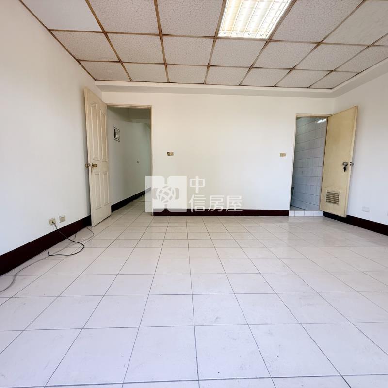 三賢公園第一排45坪店住附車位房屋室內格局與周邊環境