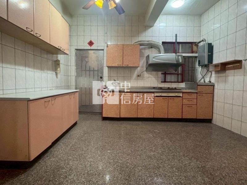 運動公園旁雙車庫透天別墅房屋室內格局與周邊環境