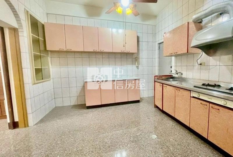 運動公園旁雙車庫透天別墅房屋室內格局與周邊環境