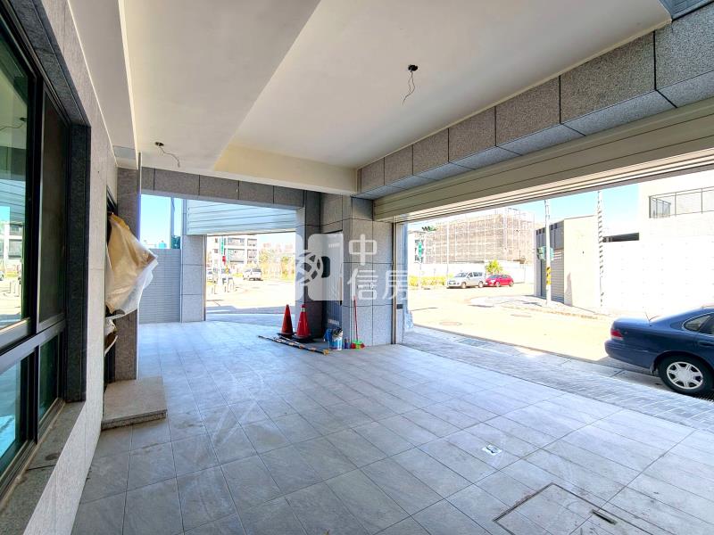 正14期全新臨路角間電梯別墅(專)