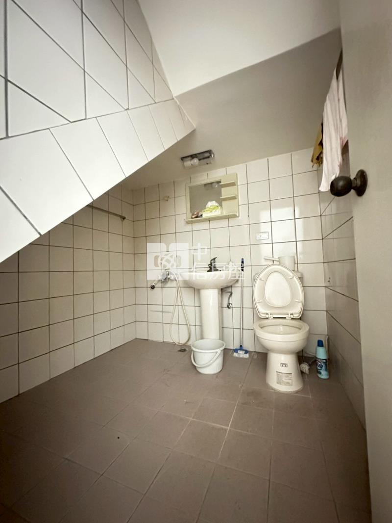 烏日榮泉公園大地坪可隔孝親房臨路別墅房屋室內格局與周邊環境