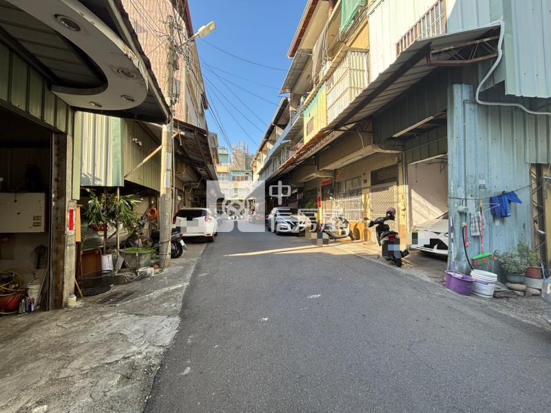 中興商圈大地坪側院停車透天房屋室內格局與周邊環境
