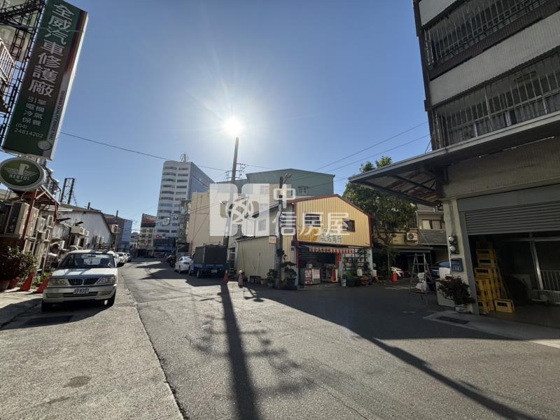 中興商圈大地坪側院停車透天房屋室內格局與周邊環境