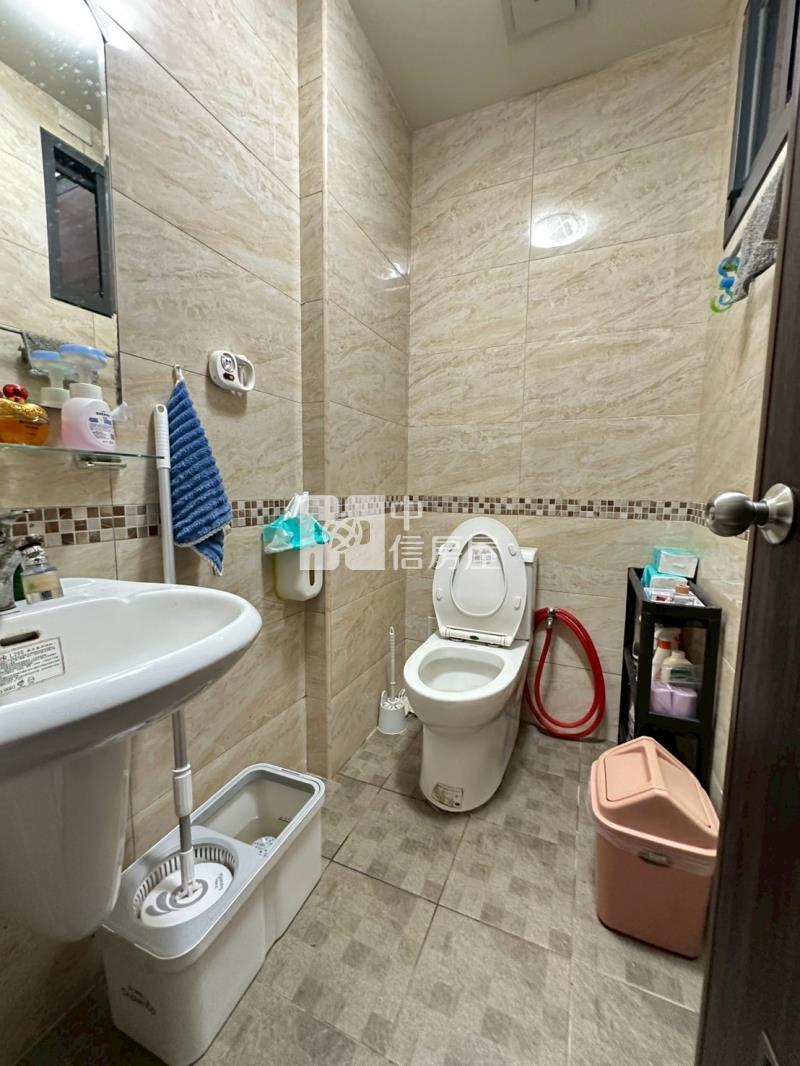 大里極光計畫輕屋齡前院停車透天房屋室內格局與周邊環境