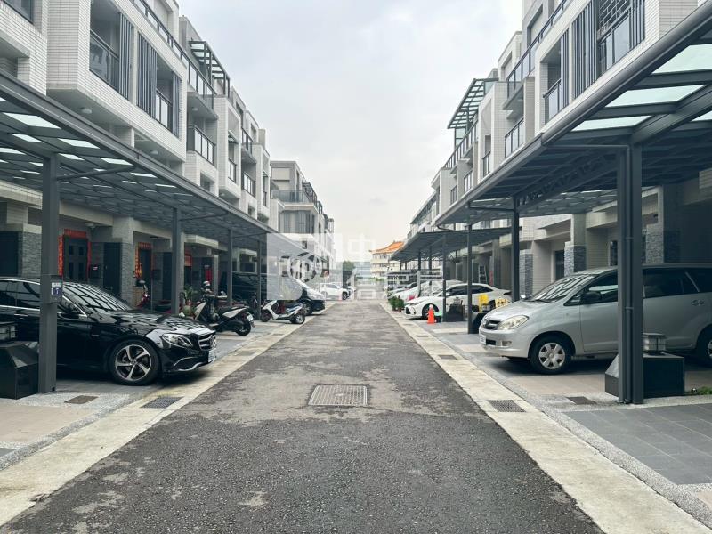 大里極光計畫輕屋齡前院停車透天房屋室內格局與周邊環境