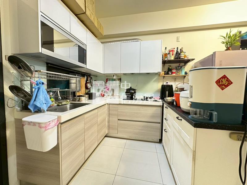 大里極光計畫輕屋齡前院停車透天房屋室內格局與周邊環境