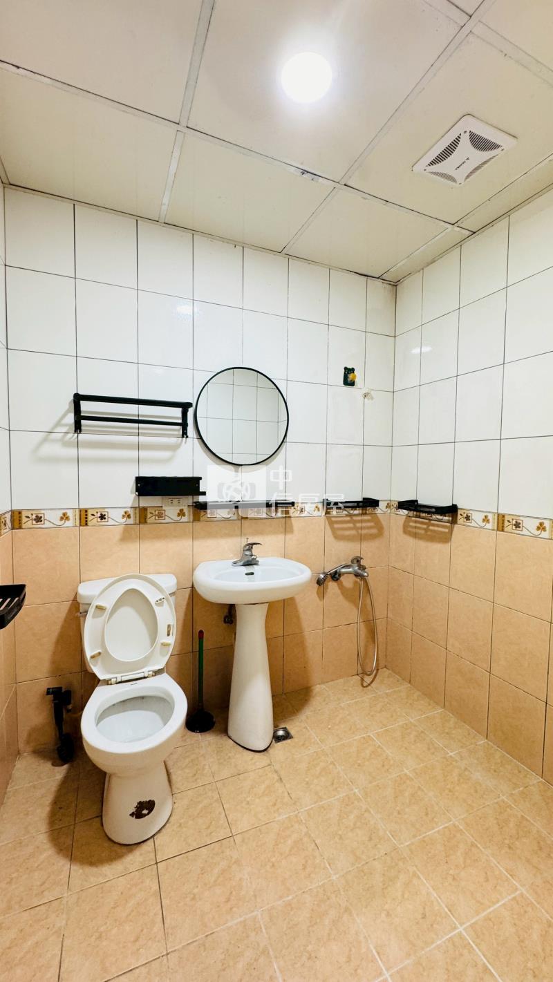 山仔頂稀有一樓美寓門口停車房屋室內格局與周邊環境