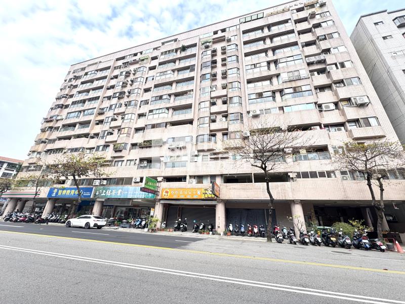 國泰逸園新穎大4房平車房屋室內格局與周邊環境