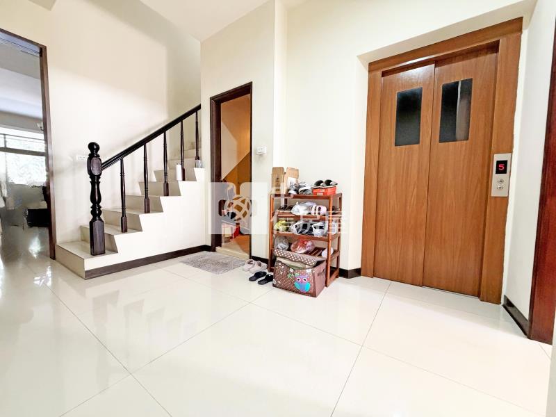 好市多面公園捷運站旁電梯店墅房屋室內格局與周邊環境