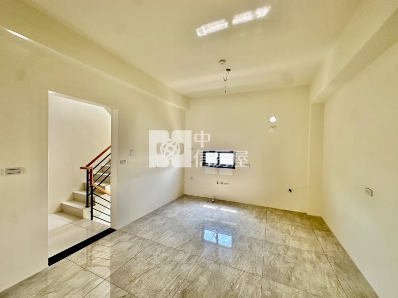 立鼎富域電梯三車B3房屋室內格局與周邊環境