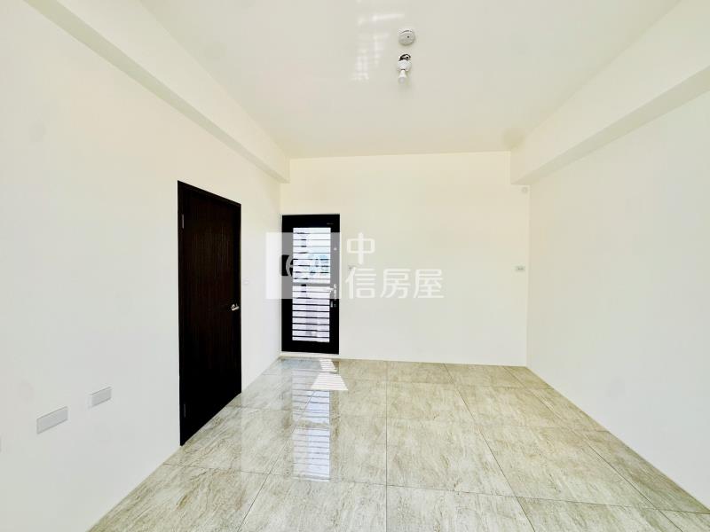 立鼎富域電梯三車B3房屋室內格局與周邊環境