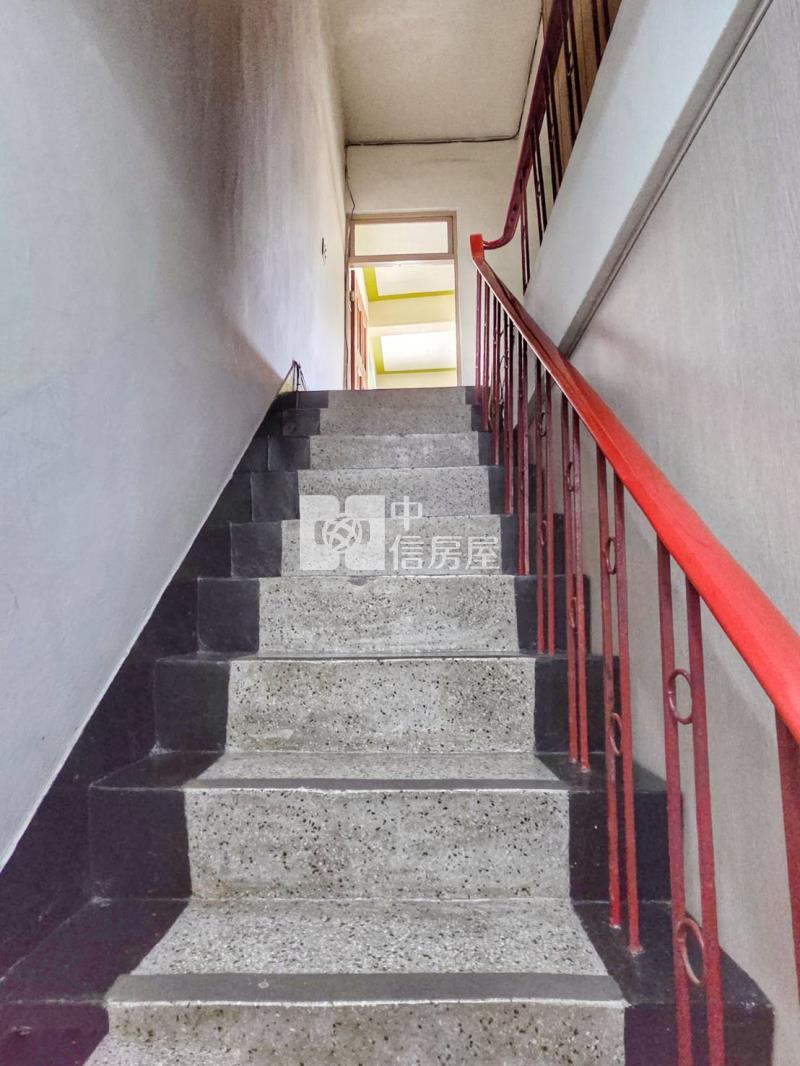 鹽埕路商圈正路面店住透天房屋室內格局與周邊環境