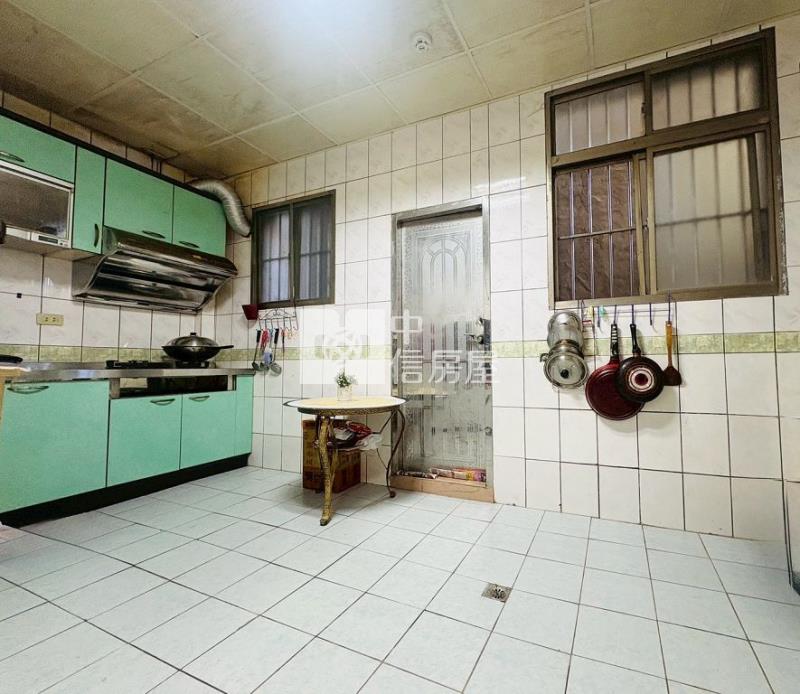 體育園區龍岡國小旁透天(中信卓越團隊)房屋室內格局與周邊環境