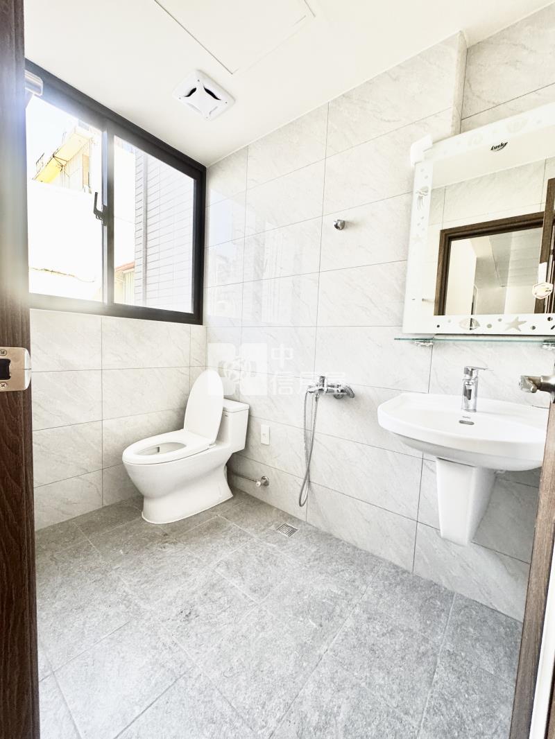 豐原正圓環西路全新電梯透店房屋室內格局與周邊環境