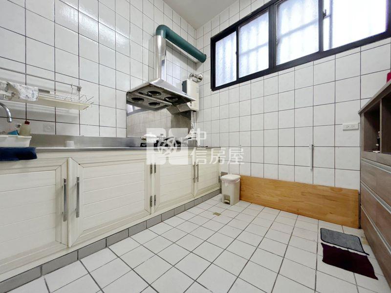 清大建功車庫美透天房屋室內格局與周邊環境