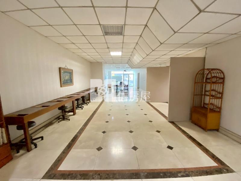 大露臺三房平車美厦房屋室內格局與周邊環境