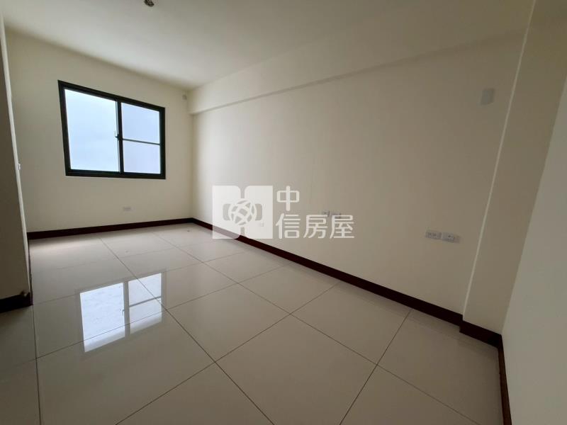 芳苑雙車位全新電梯透天房屋室內格局與周邊環境