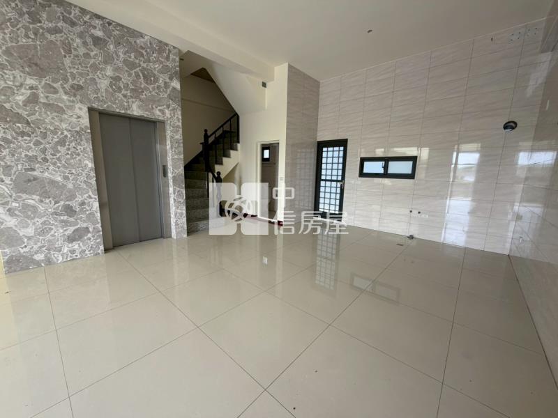 芳苑雙車位全新電梯透天房屋室內格局與周邊環境