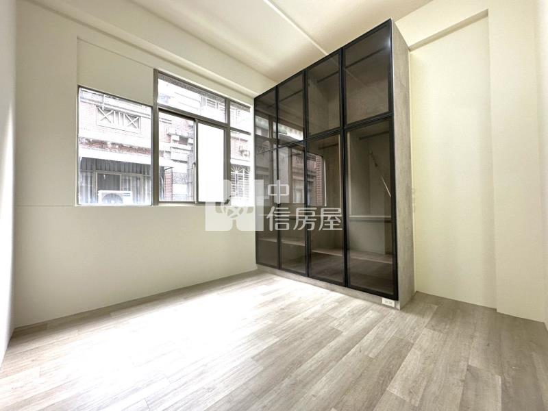 崇蘭國小前後臨路整新透天房屋室內格局與周邊環境