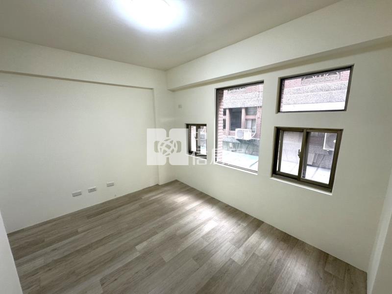 崇蘭國小前後臨路整新透天房屋室內格局與周邊環境