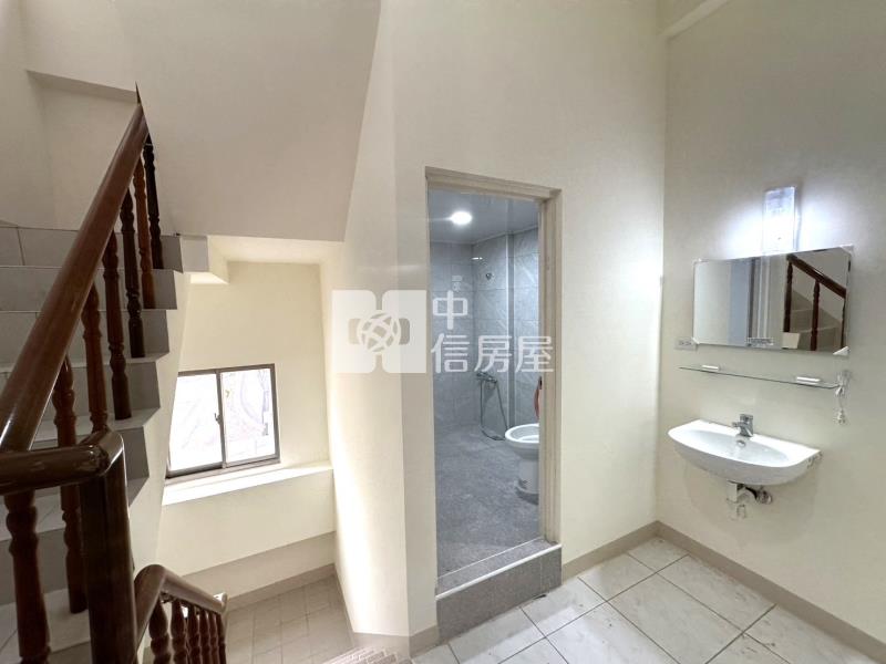 崇蘭國小前後臨路整新透天房屋室內格局與周邊環境