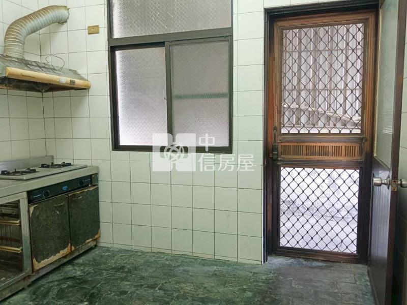 梓官三角窗大地坪車庫透天房屋室內格局與周邊環境