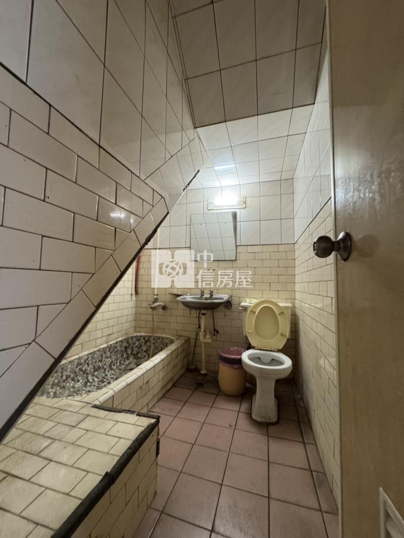 文化路尾邊間傳統透天房屋室內格局與周邊環境