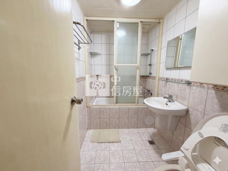 綠葉山莊山色首席採光4房透天房屋室內格局與周邊環境