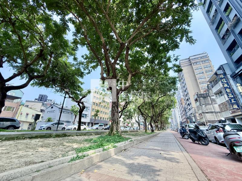 教育大學ｘ梅川綠園道ｘ衛浴開窗視野美套房ｘ有陽台房屋室內格局與周邊環境